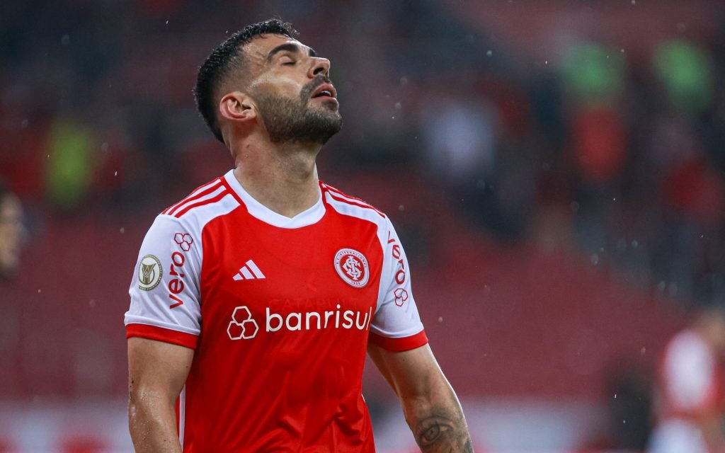 O meia do Inter quebra o silencio e desabafa em frente aos microfones: "Poderíamos ter matado o jogo"