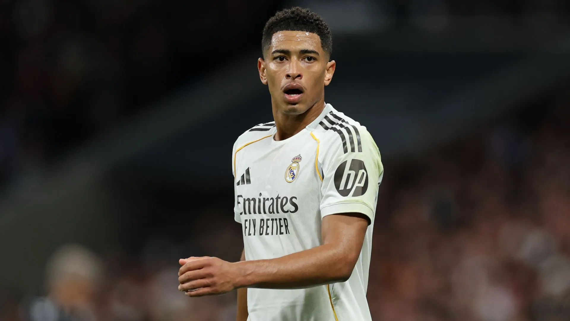 Jude Bellingham, do Real Madrid, assiste durante a partida da LaLiga.