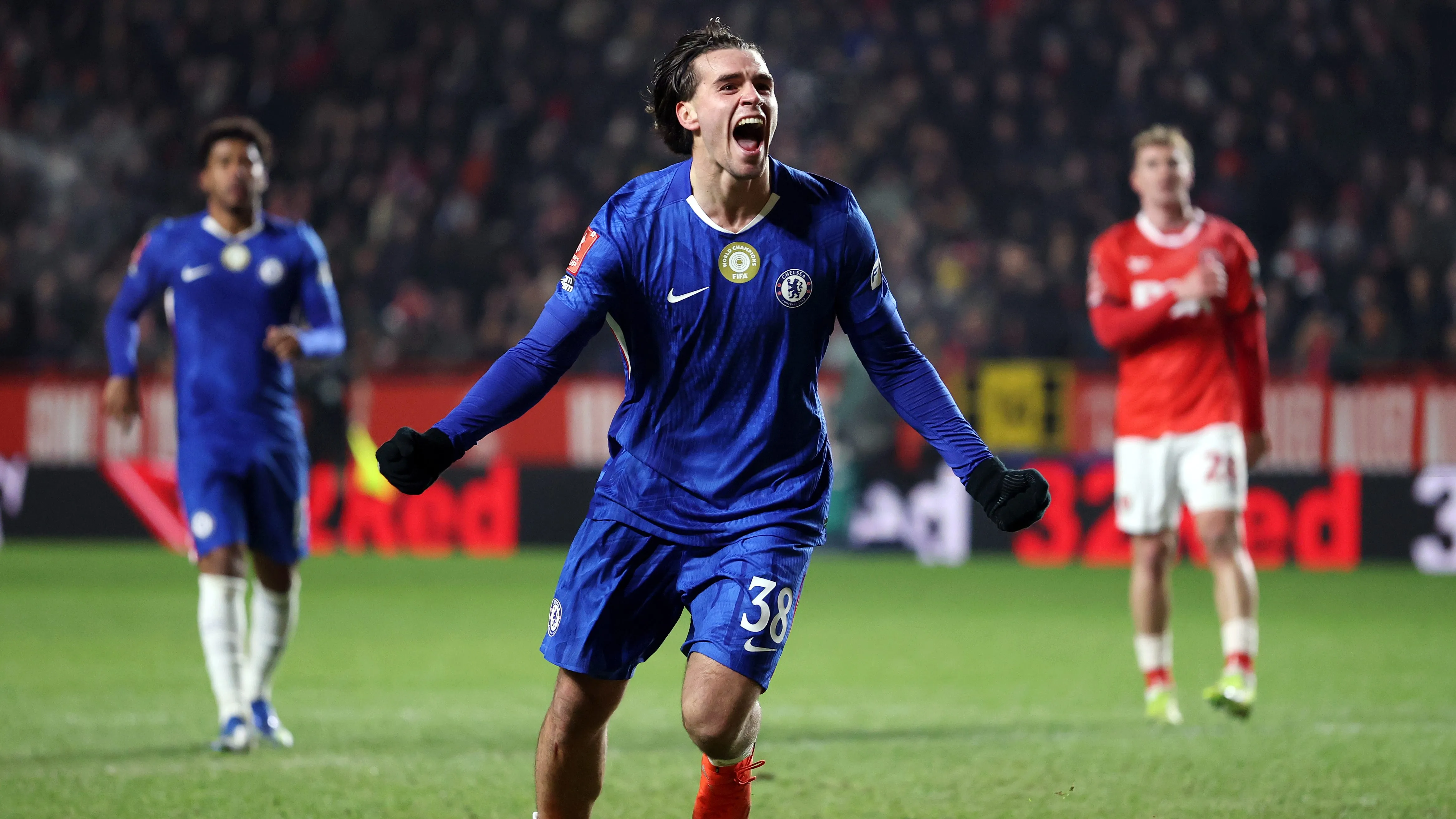 Marc Guiu comemorando gol pelo Chelsea. Foto: Justin Setterfield/Getty Images