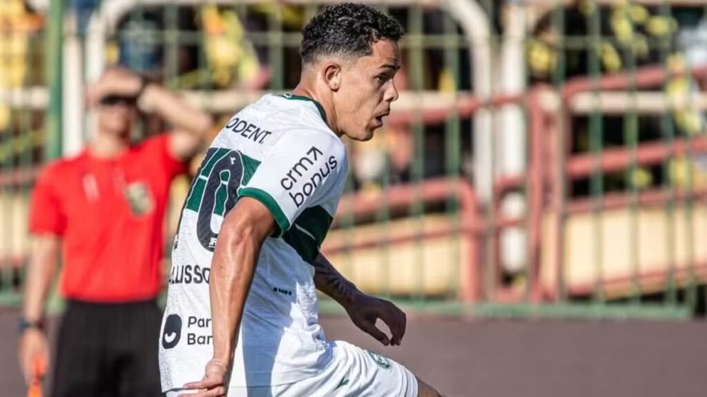 Wallisson em partida pelo Coritiba