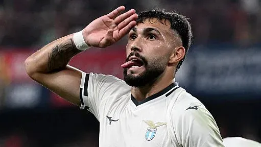 Taty Castellanos, em campo, com a mão na cabeça