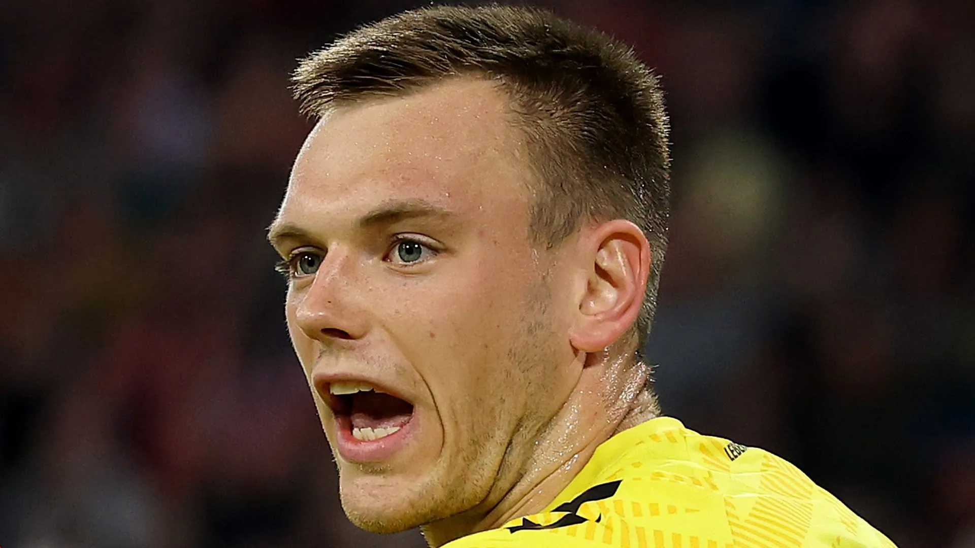 Karl Hein, goleiro do Werder Bremen, reage durante a partida da Bundesliga entre FC Bayern München e SV Werder Bremen, na Allianz Arena, em 26 de setembro de 2025, em Munique, Alemanha. (Foto de Alexander Hassenstein/Getty Images)