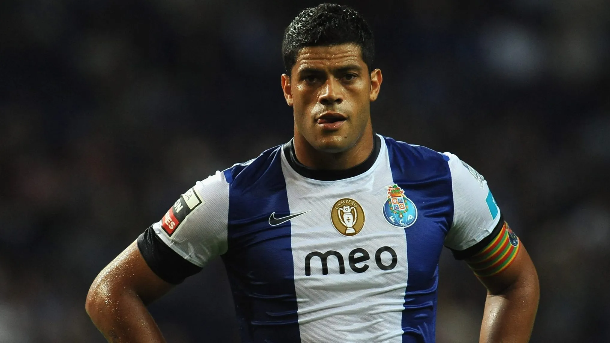 Hulk com a camisa do Porto, olhando para frente e com as mãos na cintura. Foto: Valerio Pennicino/Getty Images