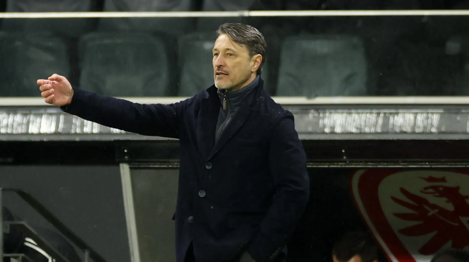 Niko Kovac, treinador do Borussia Dortmund, reage durante a partida da Bundesliga entre Eintracht Frankfurt e Borussia Dortmund no Deutsche Bank Park em 9 de janeiro de 2026, em Frankfurt am Main, Alemanha. (Foto de Alex Grimm/Getty Images)