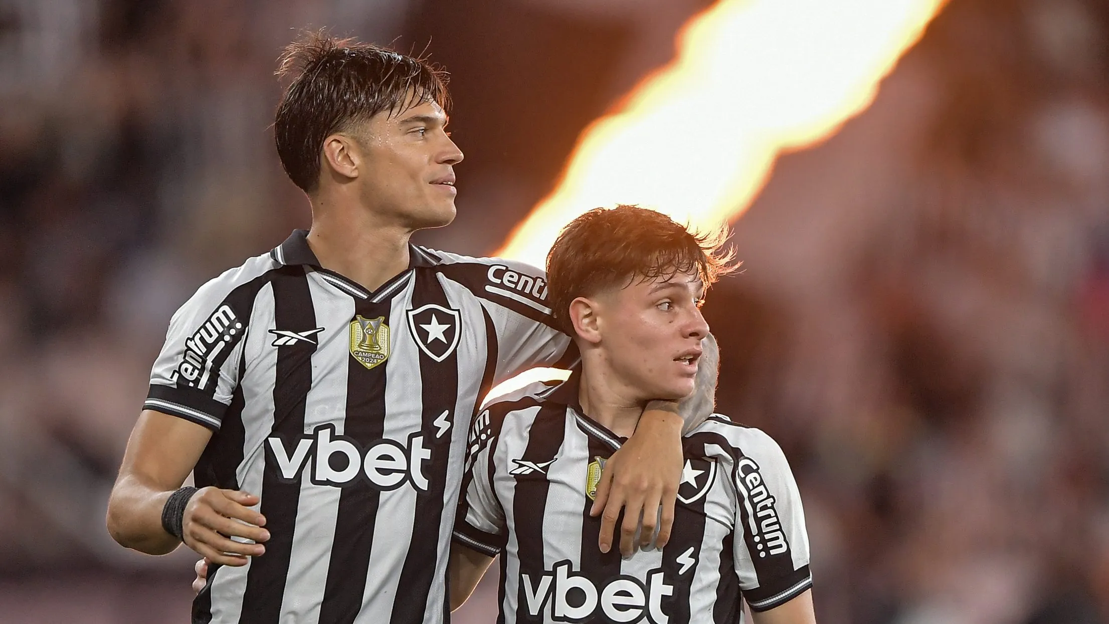 Montoro comemora gol com Joaquin Correa. Foto: Thiago Ribeiro/AGIF
