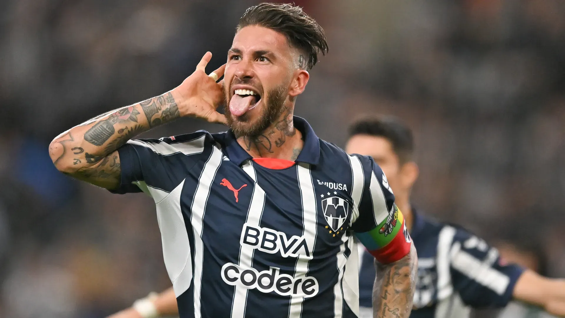 Sergio Ramos aparece com a mão na orelha e a língua para fora ao comemorar um gol pelo Monterrey