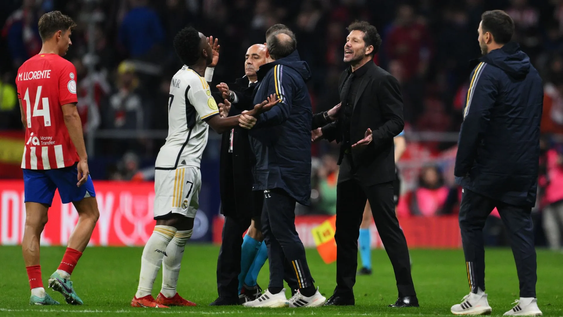 Vinicius Jr. e Diego Simeone discutem durante partida.