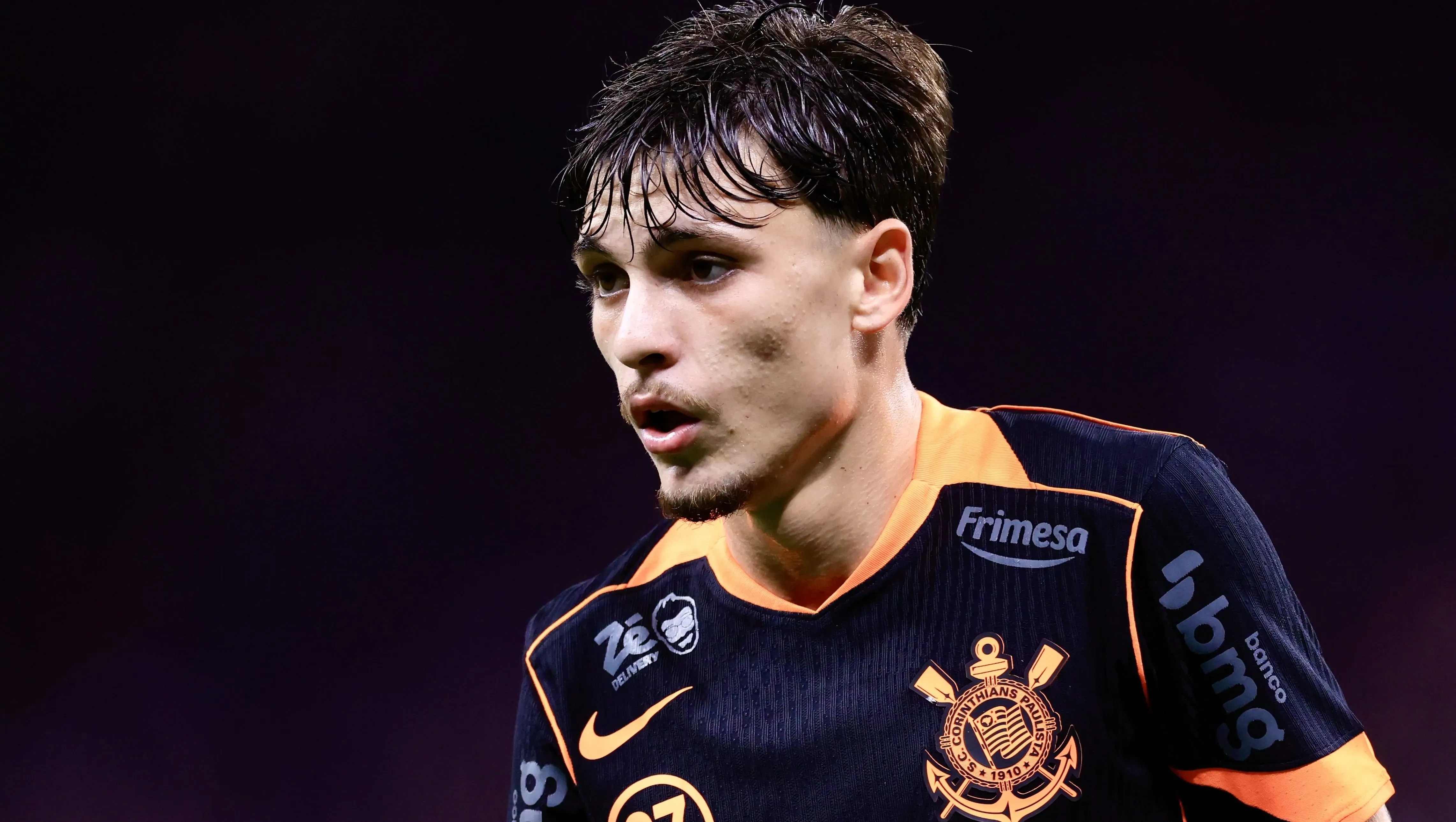 Breno Bidon, em campo, com a camisa preta e laranja