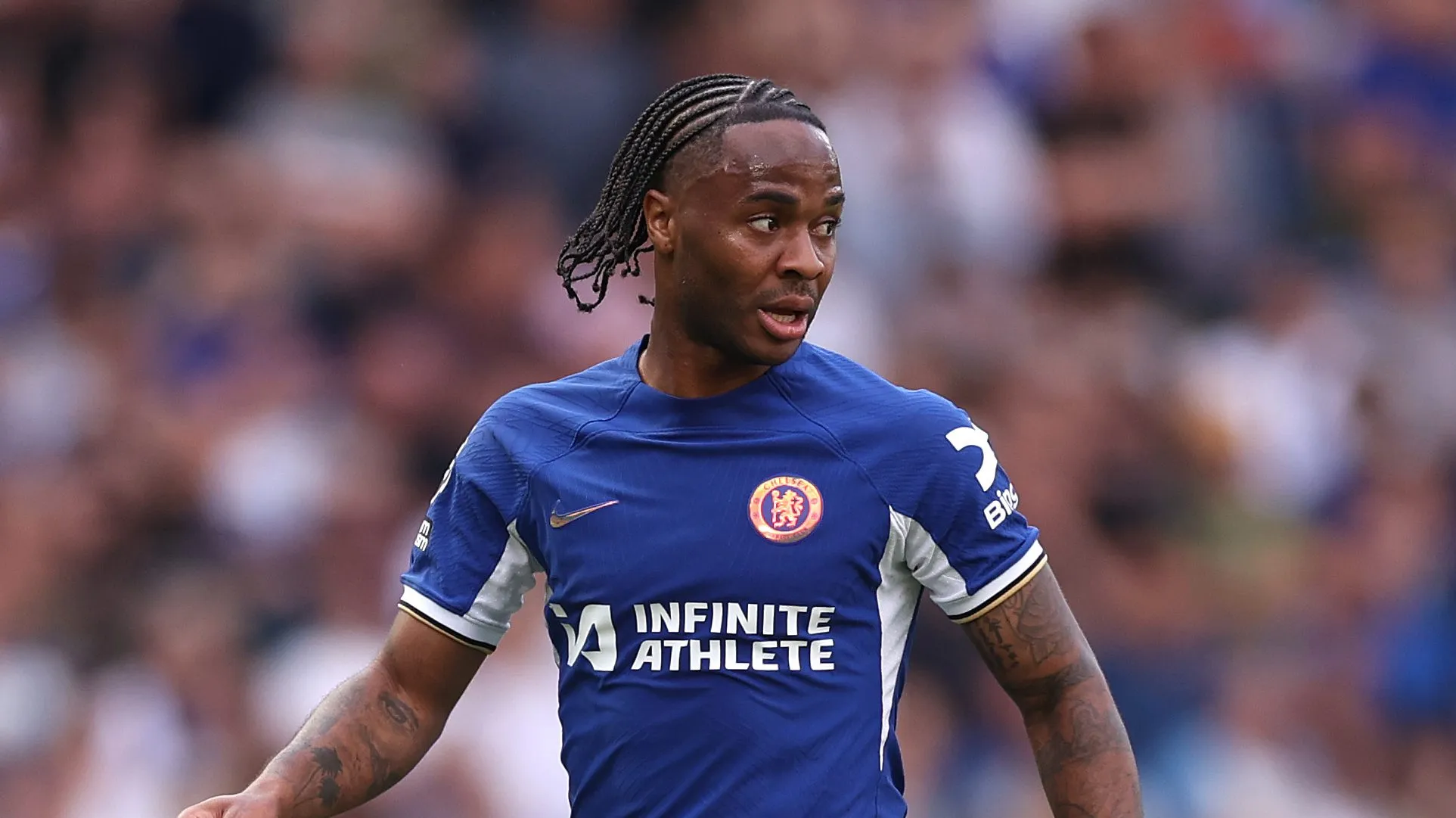 Sterling em campo com o uniforme azul do Chelsea