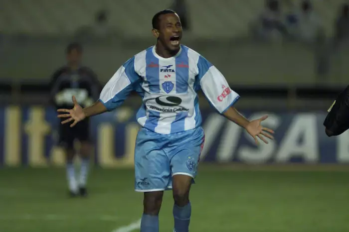Velber bateu um dos pênaltis na decisão diante do Cruzeiro na final da Copa dos Campeões em 2002