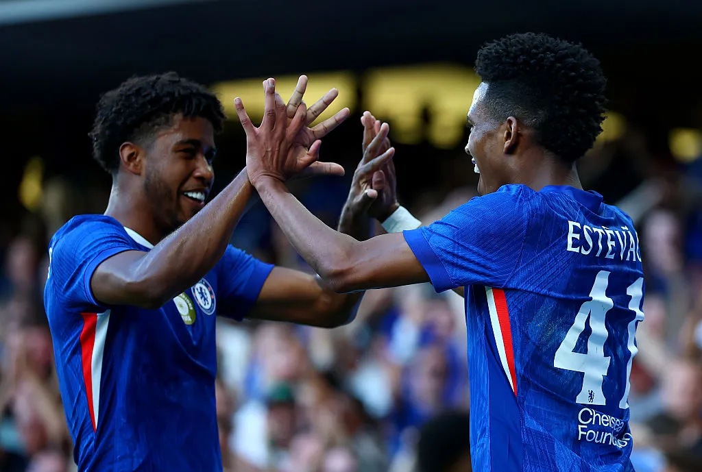Andrey Santos e Estêvão em jogo pelo Chelsea. (Photo by Bryn Lennon/Getty Images)