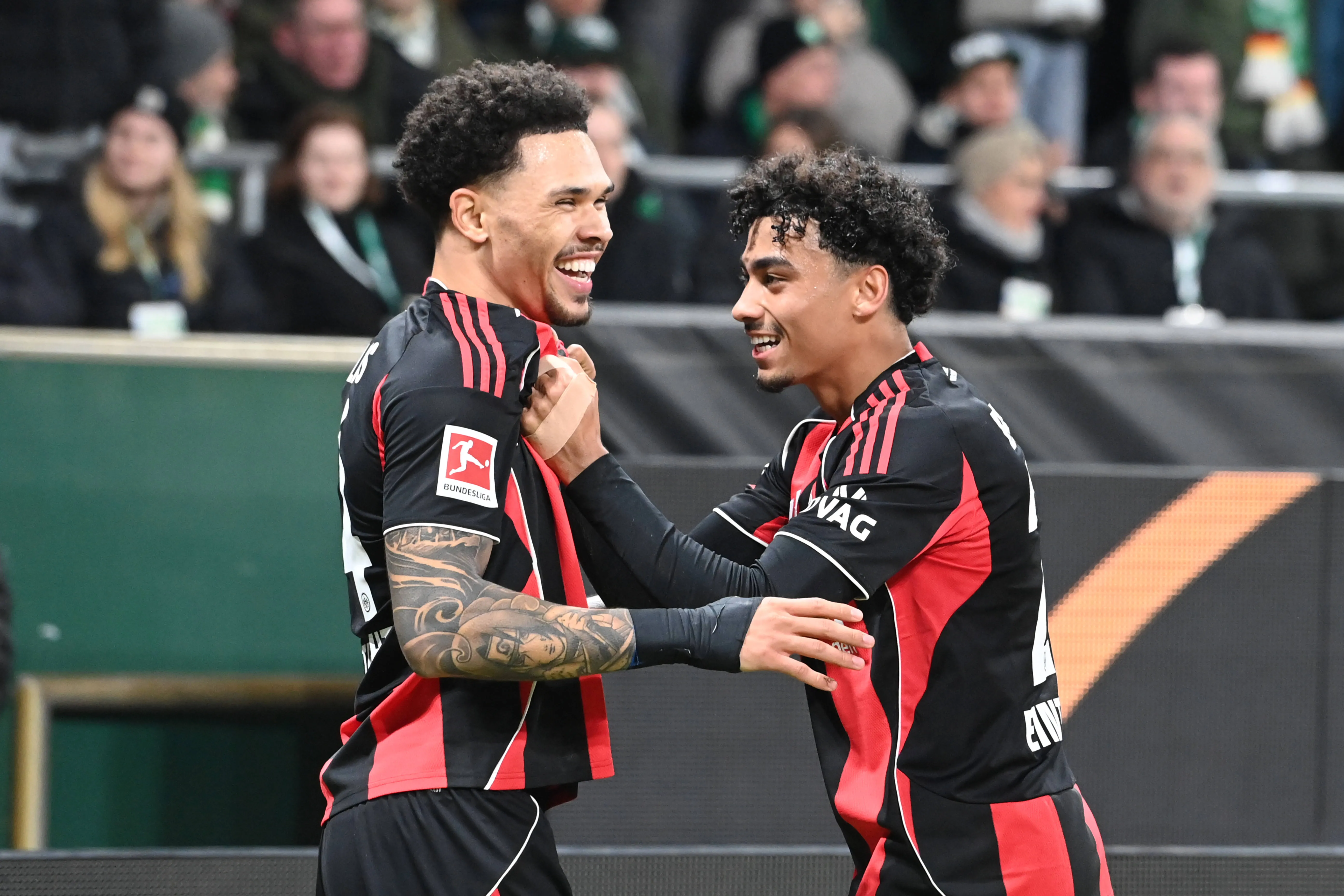 Nnamdi Collins e Nathaniel Brown, do Frankfurt. Ambos são alvos do Arsenal e Manchester City. Foto: IMAGO / Sven Simon