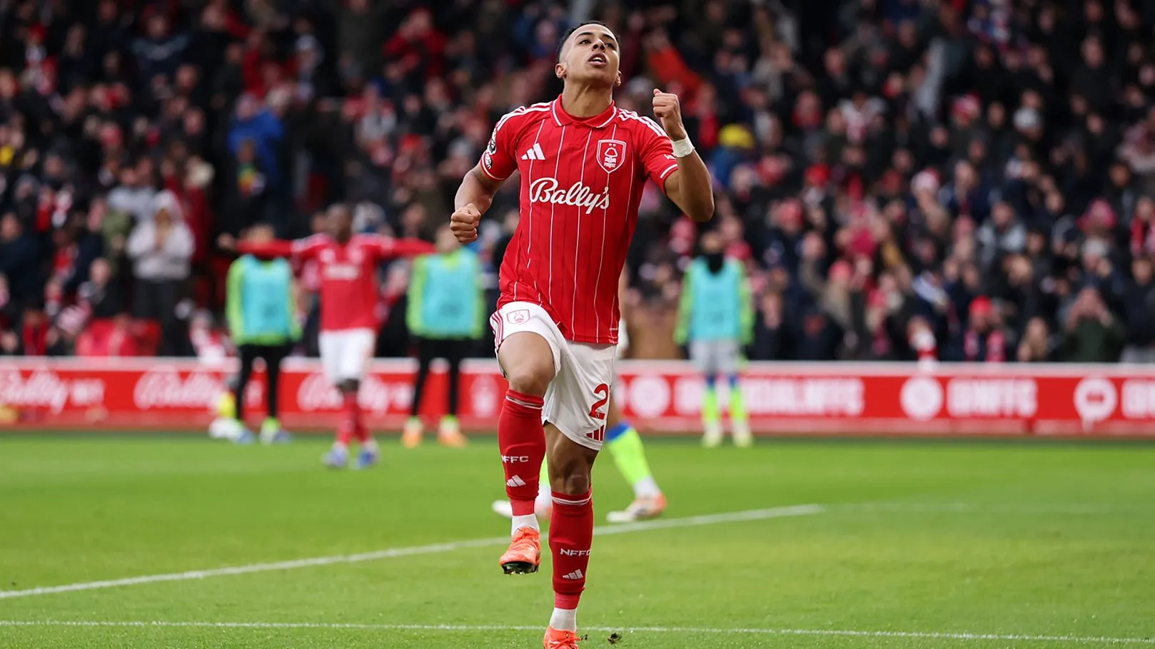 Omari Hutchinson, alvo do Arsenal, em jogo do Nottingham Forest. Foto: Michael Regan/Getty Images