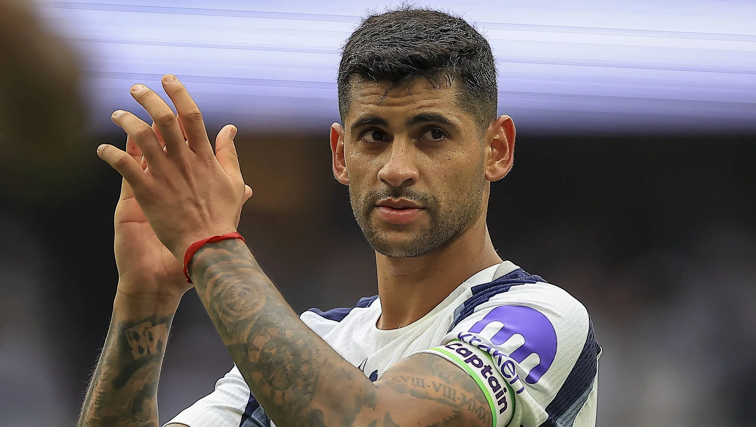 Cristián Romero, em campo, aplaudindo.