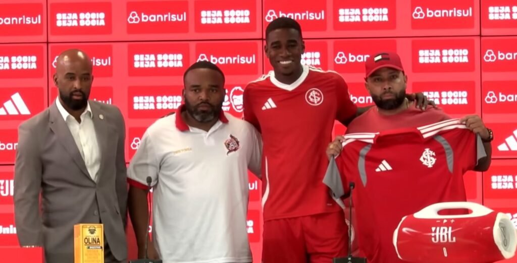 Félix Torres durante apresentação no Inter