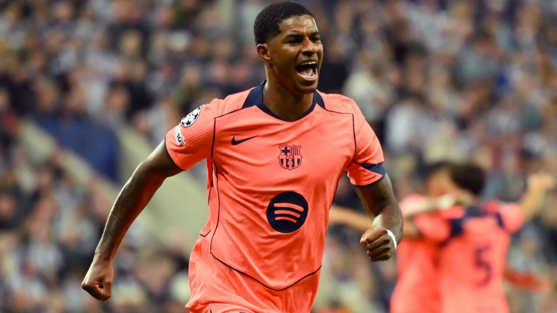 Marcus Rashford comemora gol durante partida com o Barcelona na Champions League.