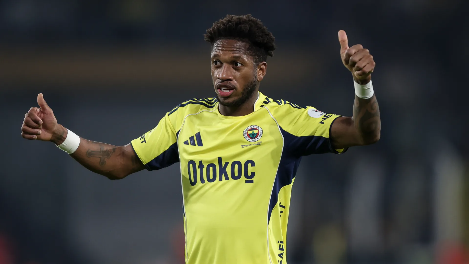 Fred durante partida com a camisa do Fenerbahçe.