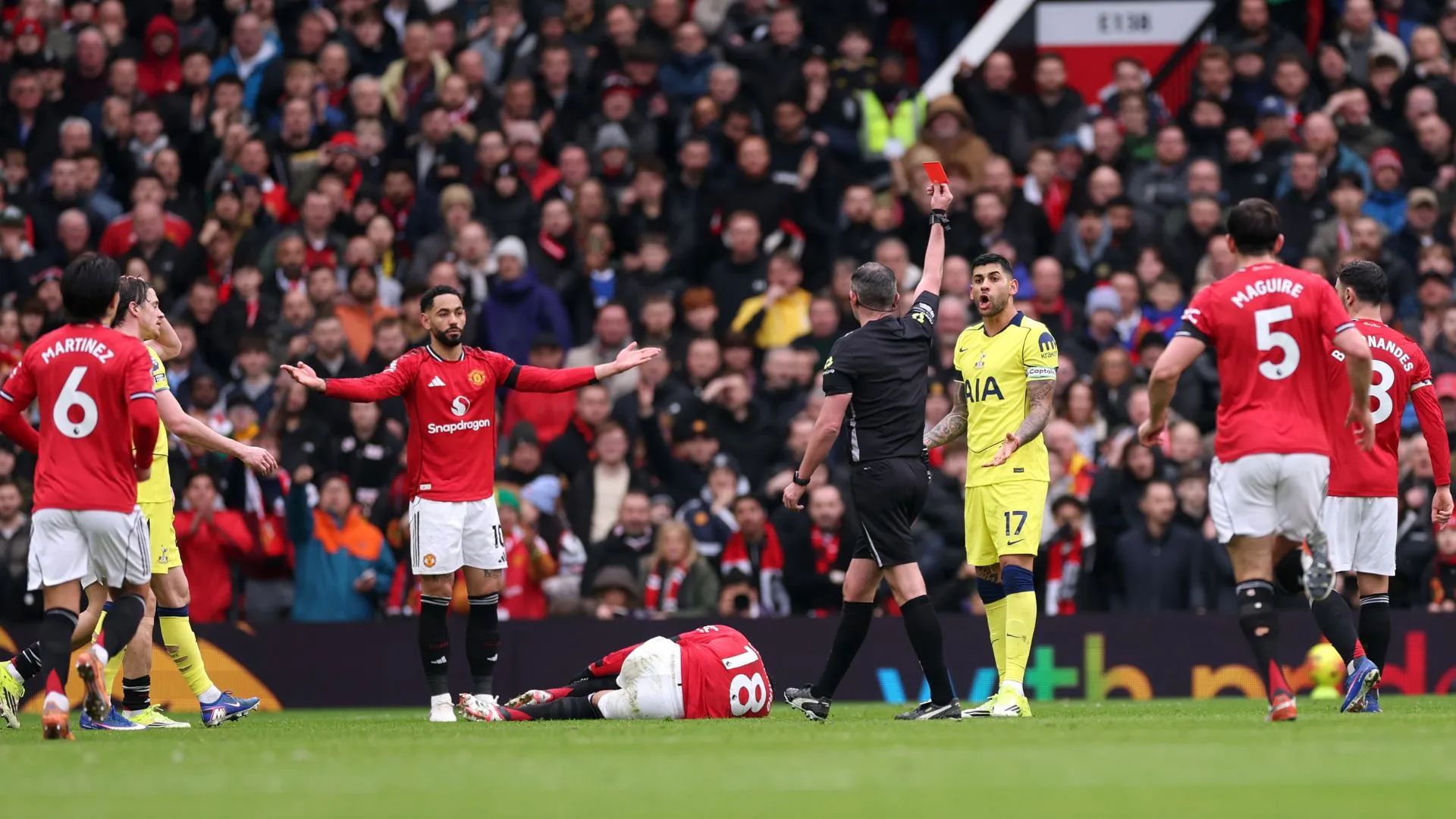 Tottenham ficou com um jogador a menos após a expulsão de Romero. (foto: Carl Recine: Getty Images)
