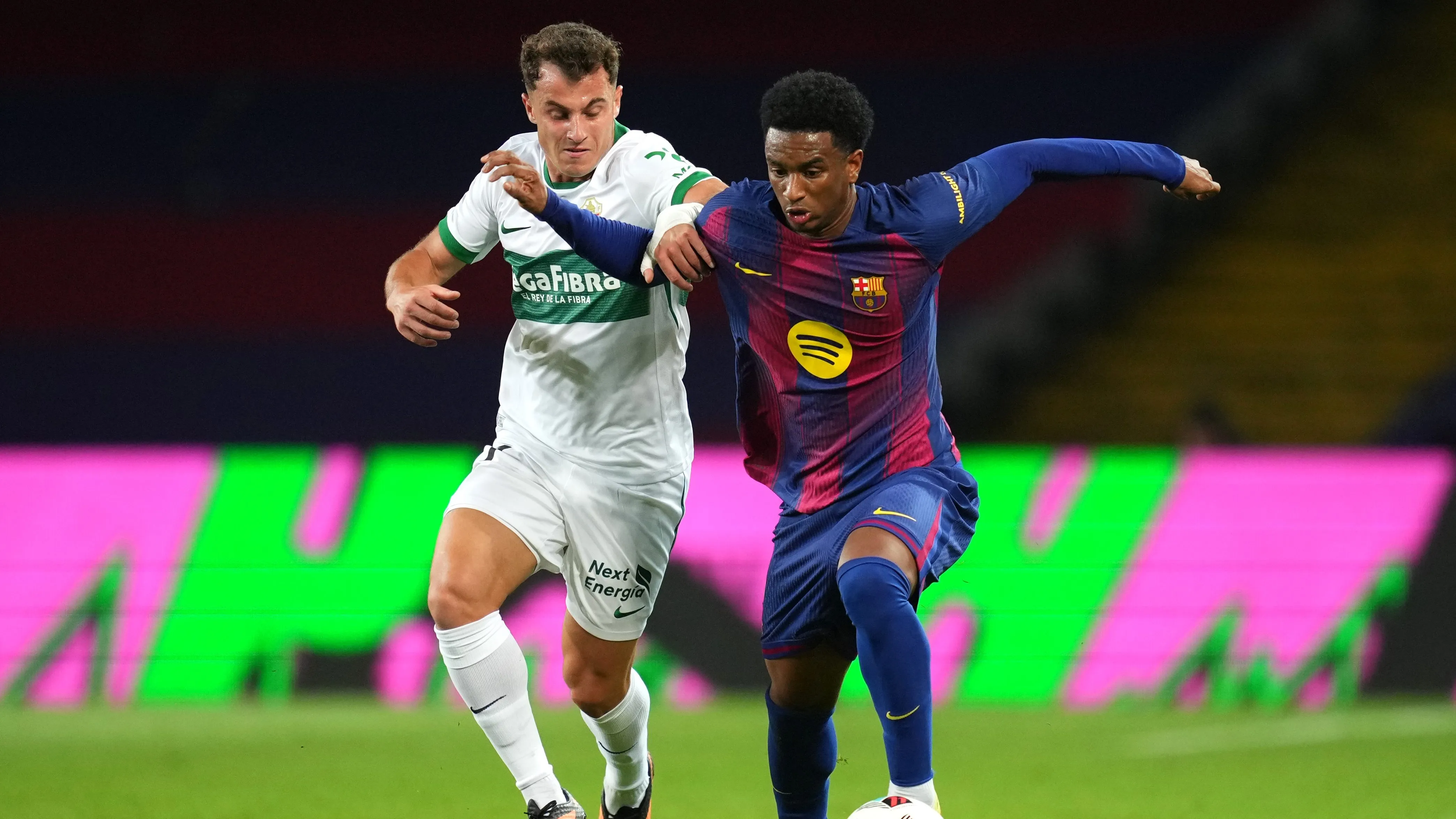 Alejandro Balde em jogo do Barcelona. Foto: Alex Caparros/Getty Images