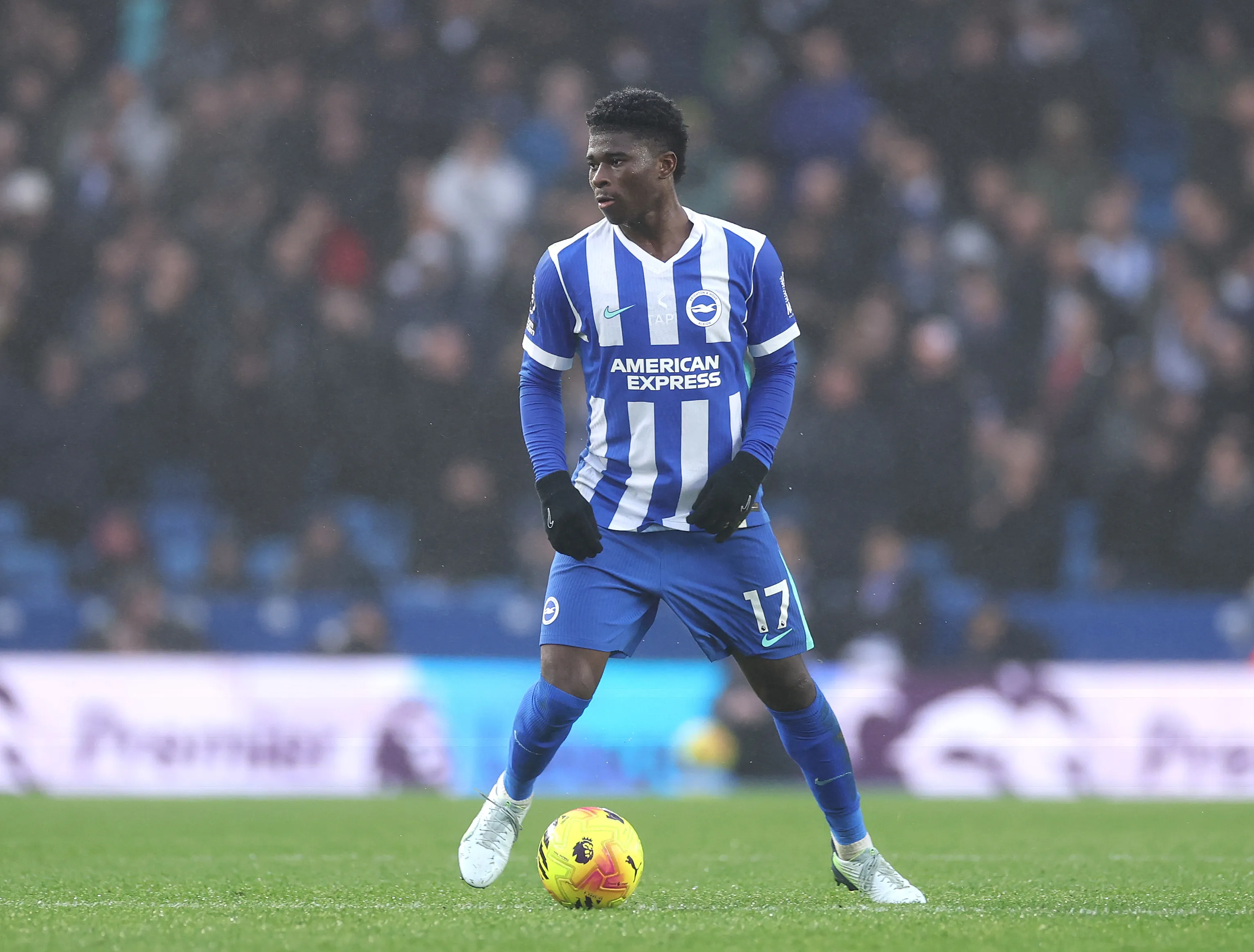 Carlos Baleba em jogo do Brighton. Foto: Warren Little/Getty Images