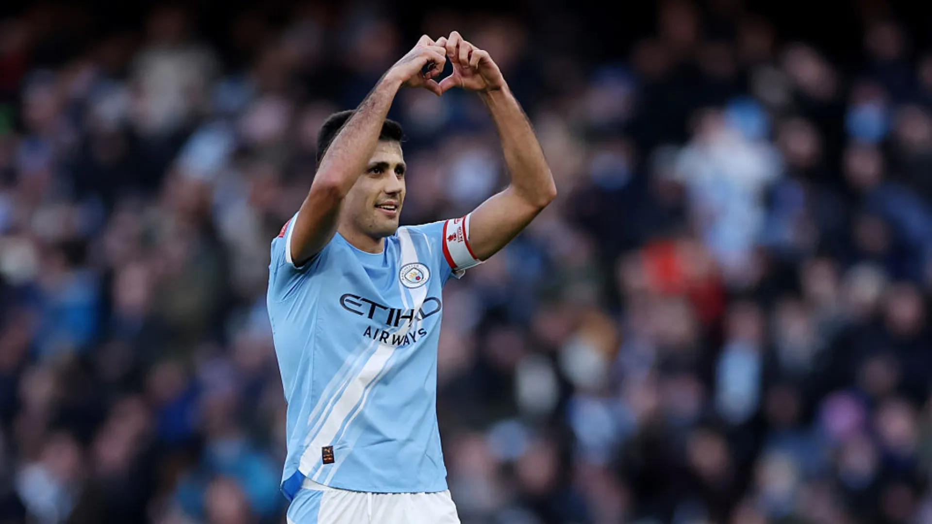 Rodri faz coração com as mãos em direção à torcida