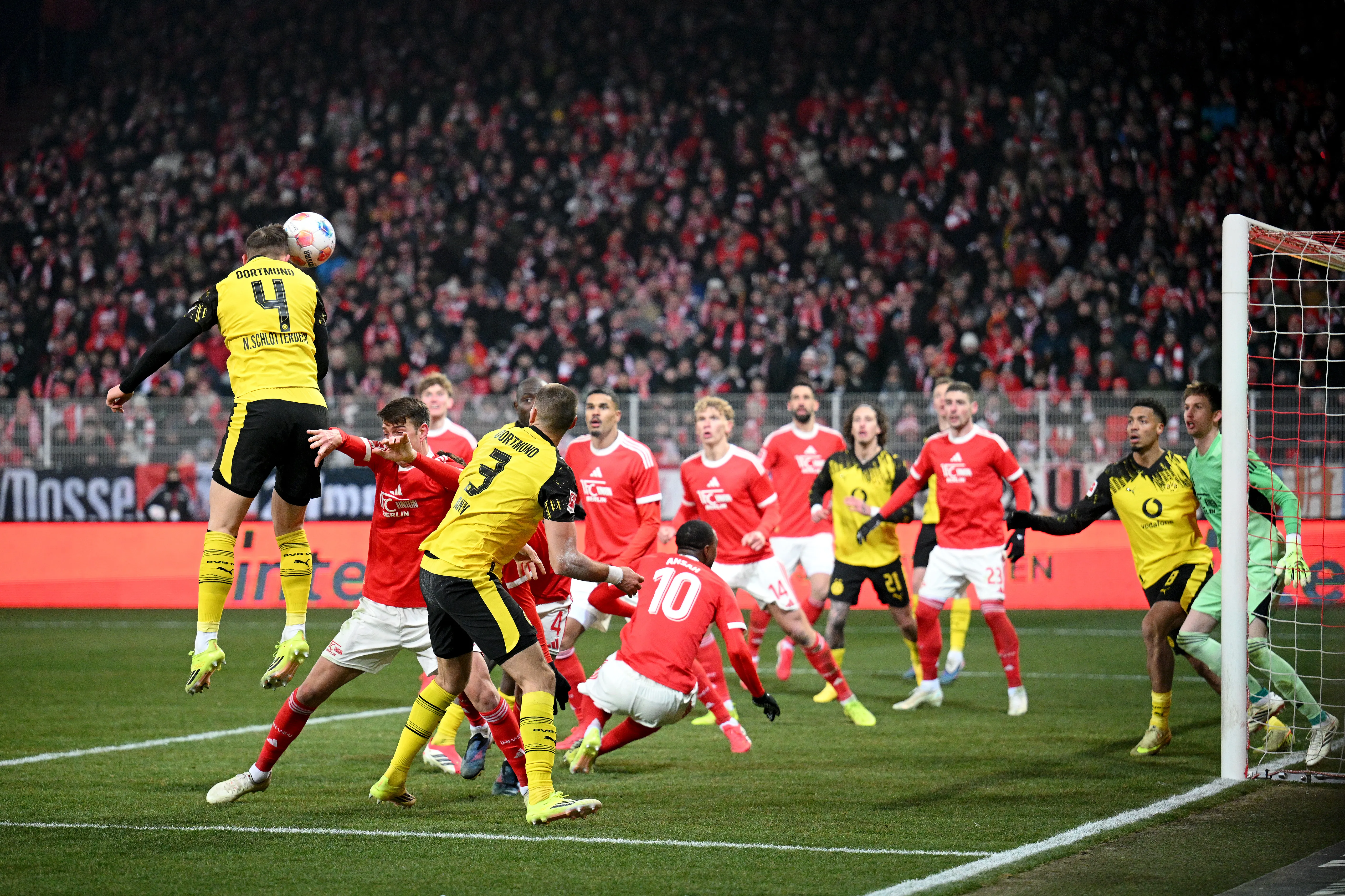Schlotterbeck em campo pelo Borussia Dortmund. Foto: Stuart Franklin/Getty Images