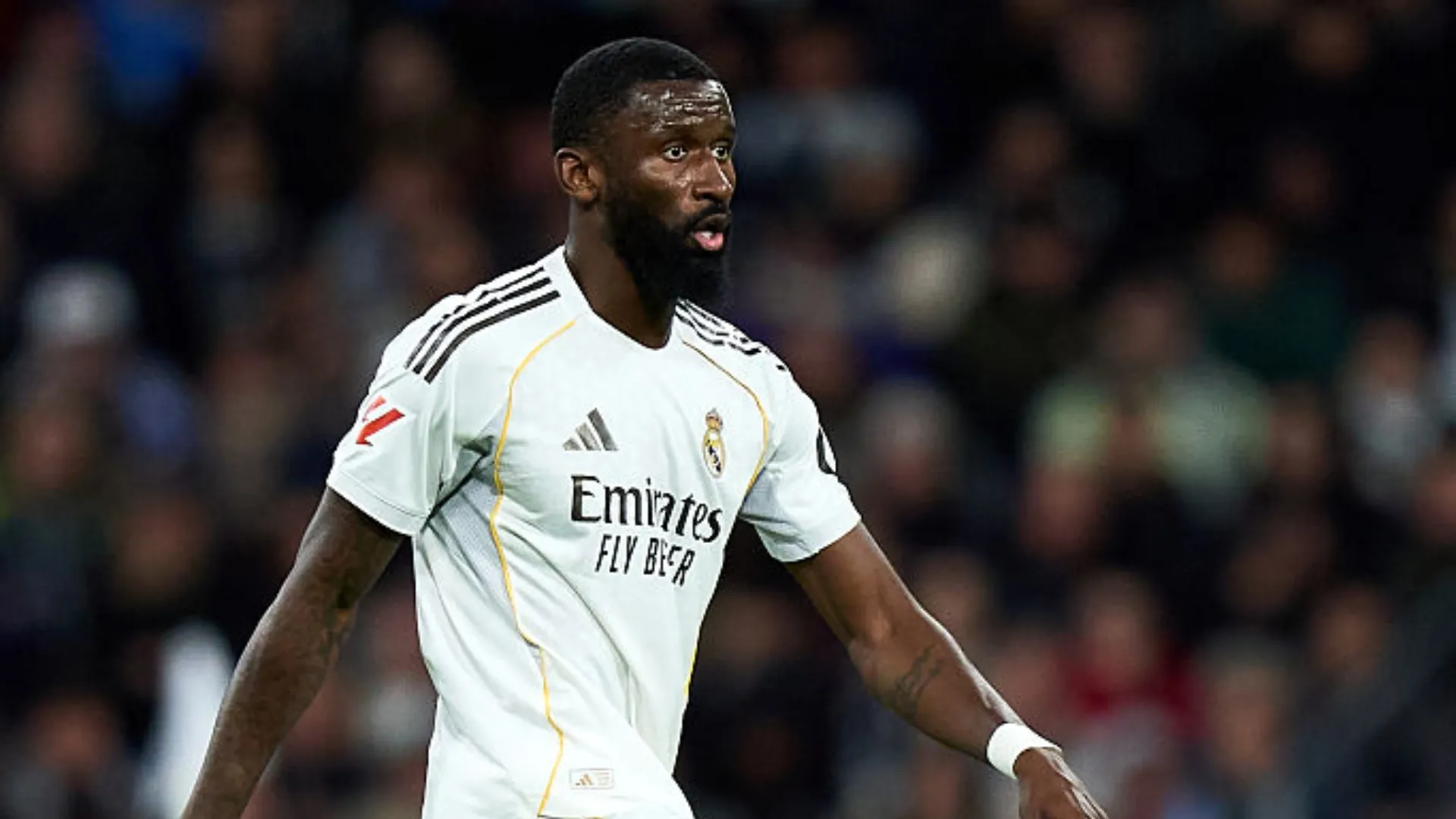 Rüdiger concentrado durante jogo do Real Madrid.