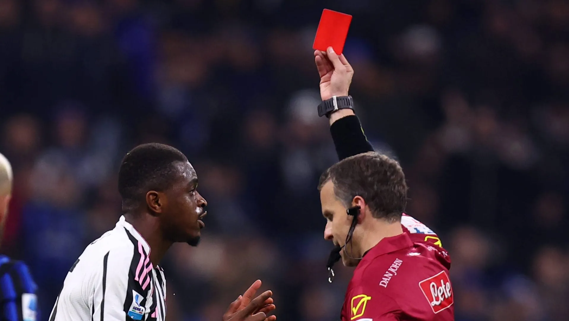 Serie A: O árbitro oficial Federico La Penna mostra um cartão vermelho para Pierre Kalulu, da Juventus FC, durante a partida da Serie A entre FC Internazionale e Juventus FC no Estádio Giuseppe Meazza em 14 de fevereiro de 2026, em Milão, Itália.