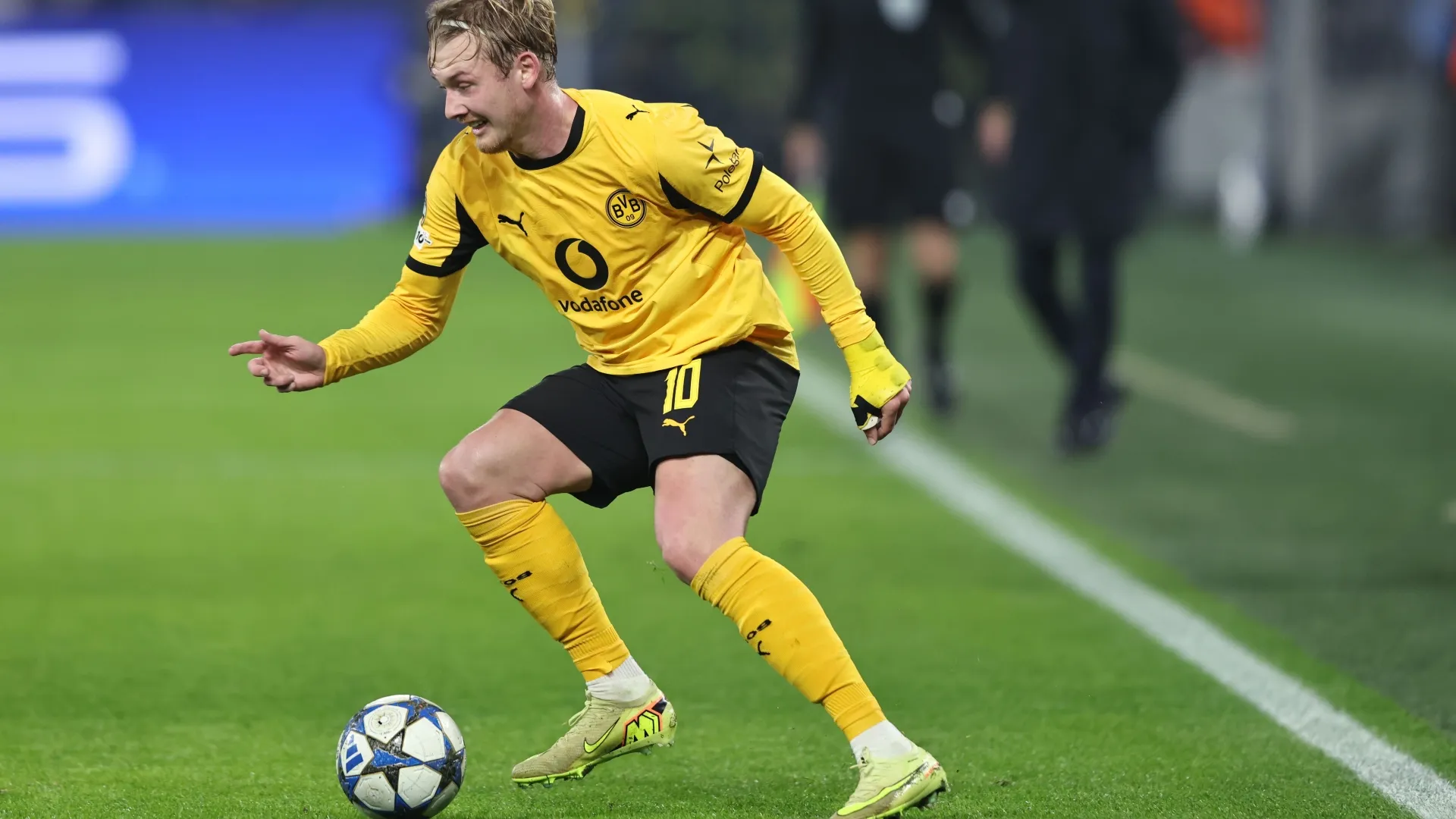 Julian Brandt em jogo do Borussia Dortmund. Foto: Christof Koepsel/Getty Images