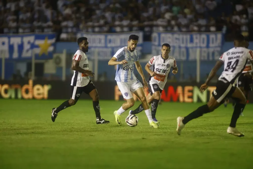 Anderson Leite em ação durante o jogo entre Paysandu e Athletic.