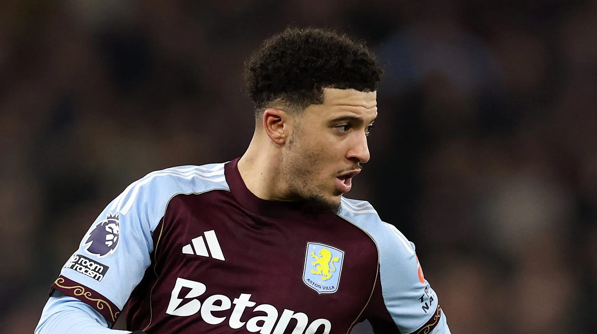 Jadon Sancho em partida do Aston Villa.