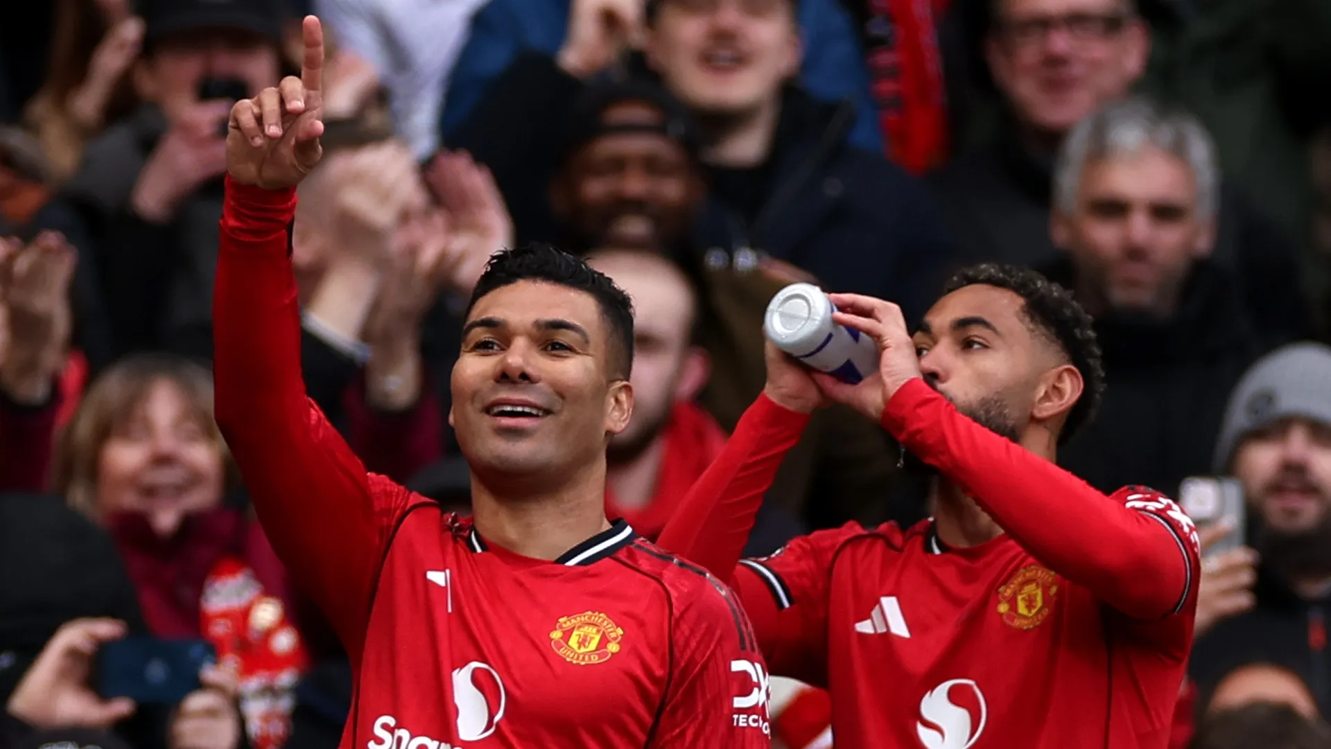 Casemiro celebra gol pelo Manchester United