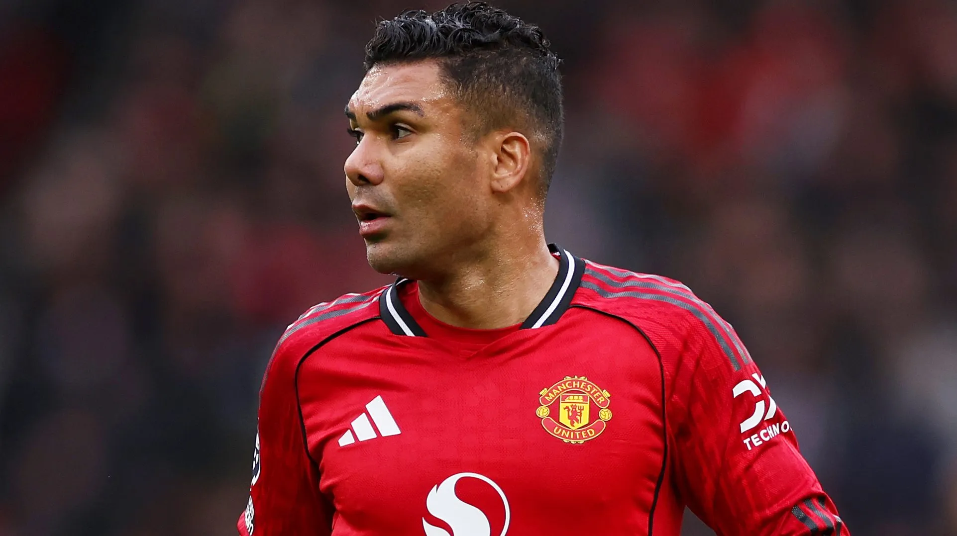 Casemiro aparece olhando para o centro durante um jogo pelo Manchester United