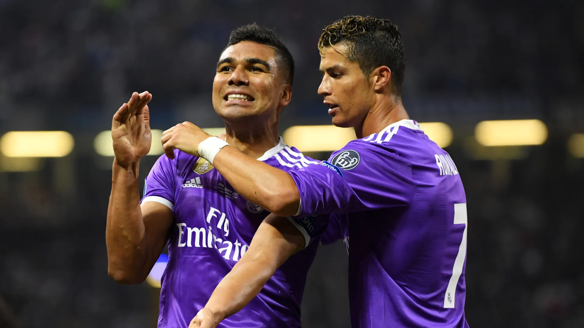 Casemiro comemora ao lado de Cristiano Ronaldo.