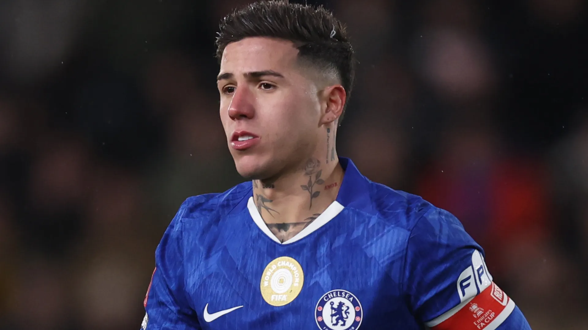 Enzo Fernández em campo pelo Chelsea. Foto: George Wood/Getty Images