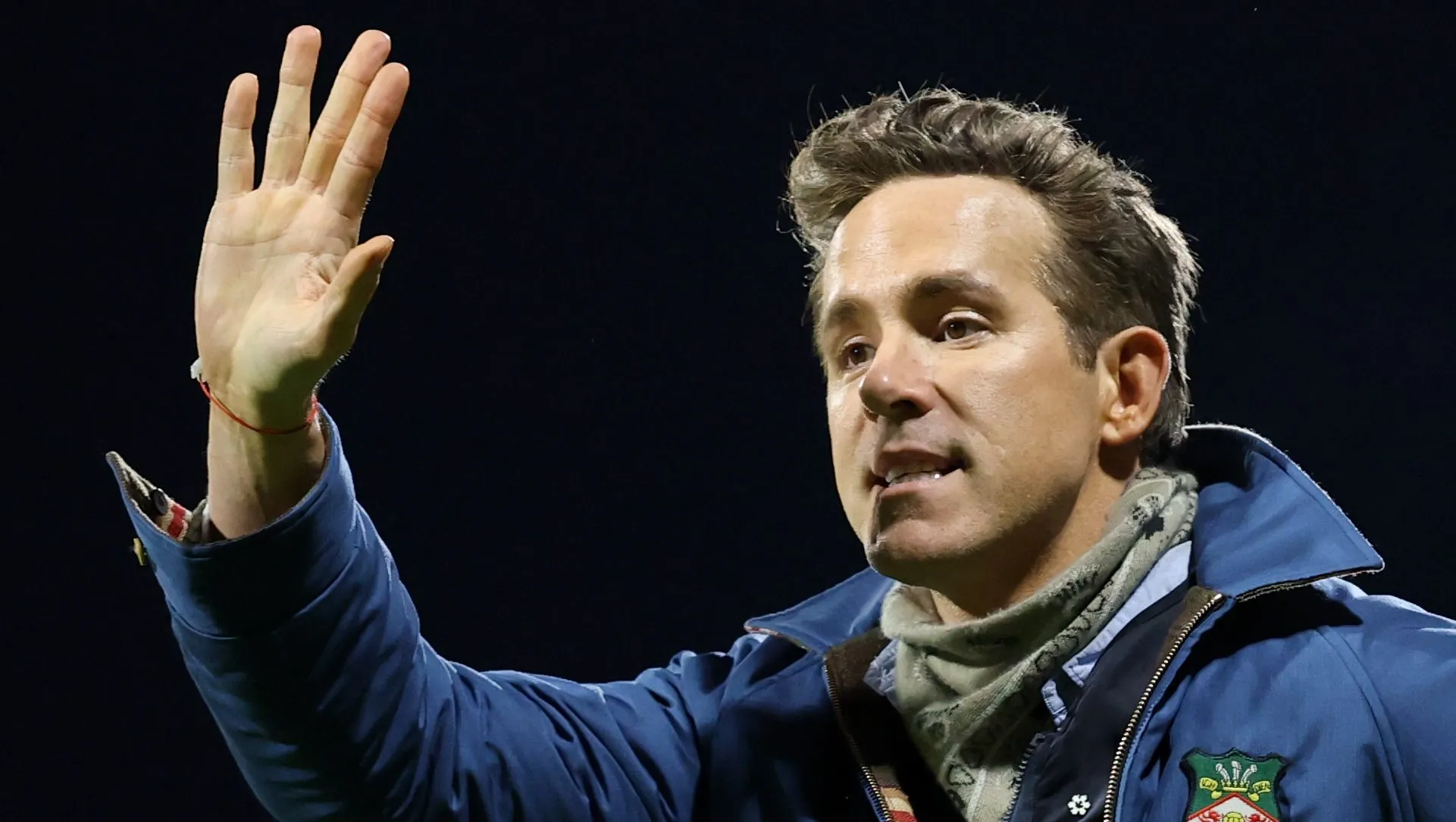 Ryan Reynolds, ator canadense-americano, empresário e coproprietário do Wrexham, gesticula antes da partida da terceira rodada da Emirates FA Cup entre AFC Wrexham e Nottingham Forest, em 09 de janeiro de 2026, em Wrexham, País de Gales. (Foto de Jan Kruger/Getty Images)