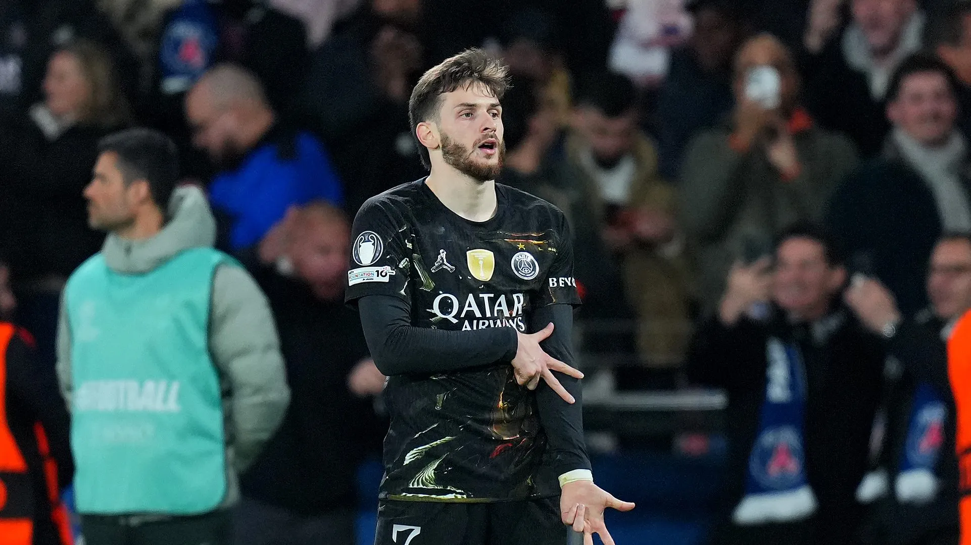 Khvicha Kvaratskhelia do PSG comemora ao marcar o quarto gol de sua equipe durante a partida de ida das oitavas de final da UEFA Champions League 2025/26 entre Paris Saint-Germain FC e Chelsea FC no Parc des Princes em 11 de março de 2026 em Paris na França (Foto de Franco Arland/Getty Images)