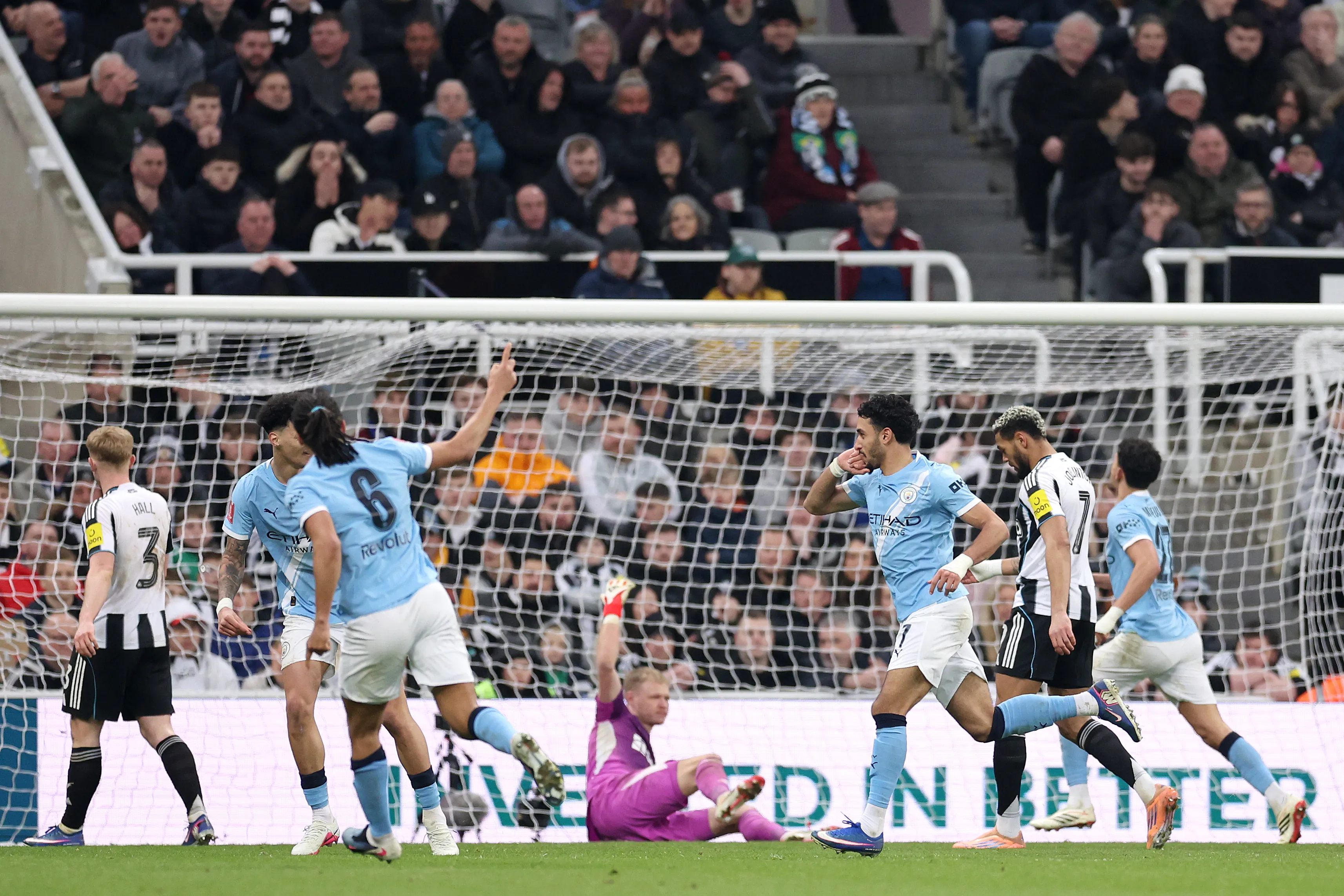 Marmoush marcou dois gols hoje (07/03). (Foto: Alex Livesey/Getty Images)