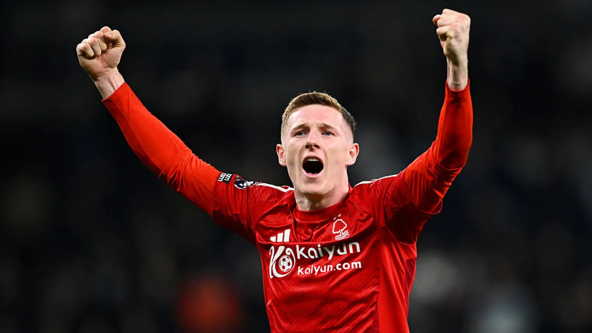 Elliot Anderson, com as mãos para o alto, em jogo do Nottingham Forest. Jogador é alvo do Chelsea