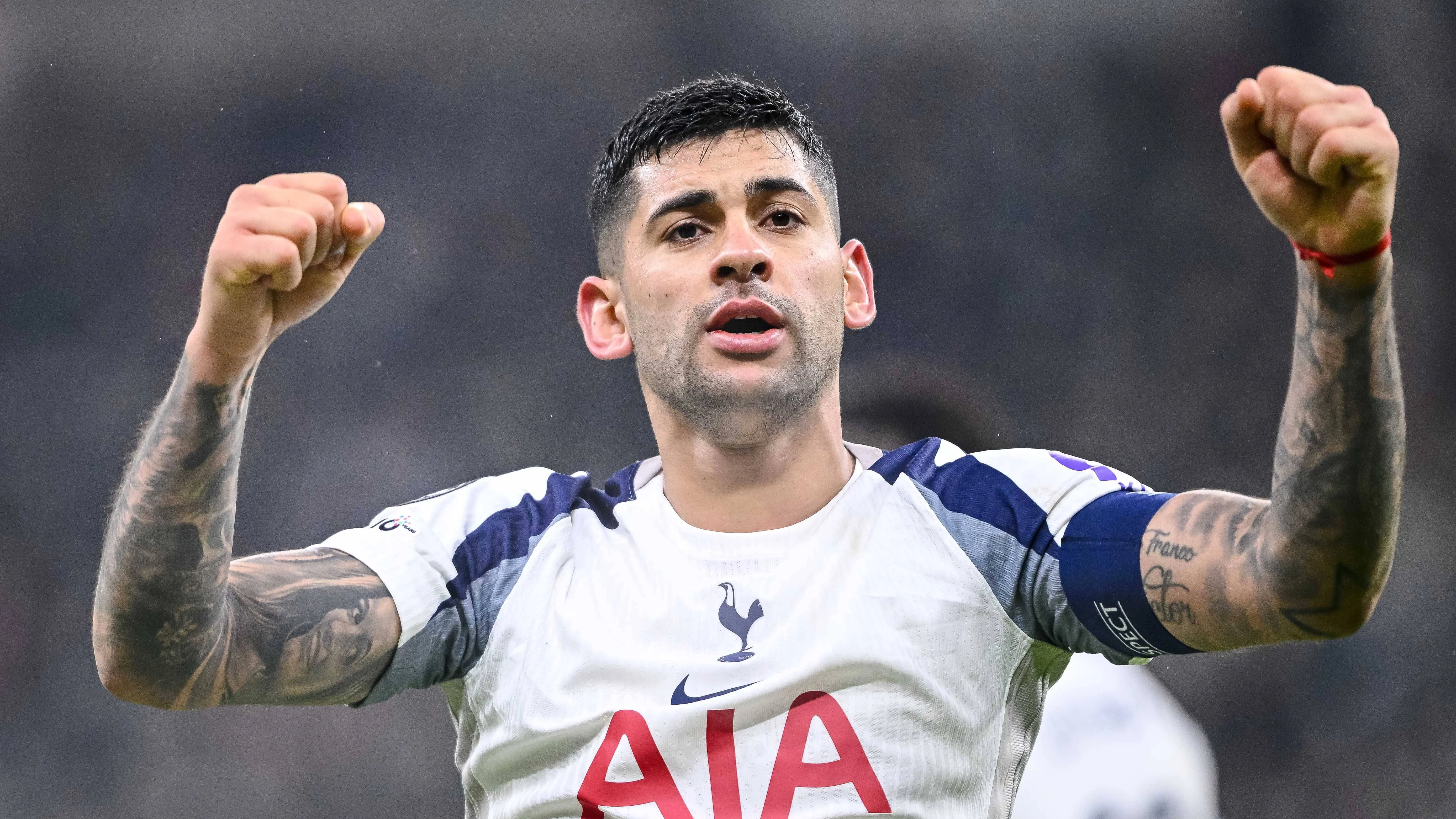 Cristian Romero, alvo do Real Madrid, em campo, comemorando