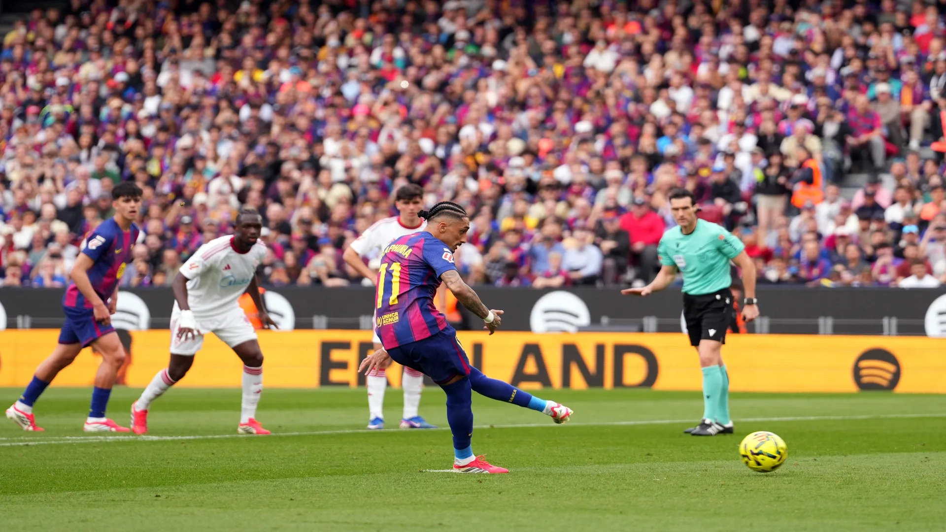 Raphinha fez dois de pênalti – Alex Caparros/Getty Images