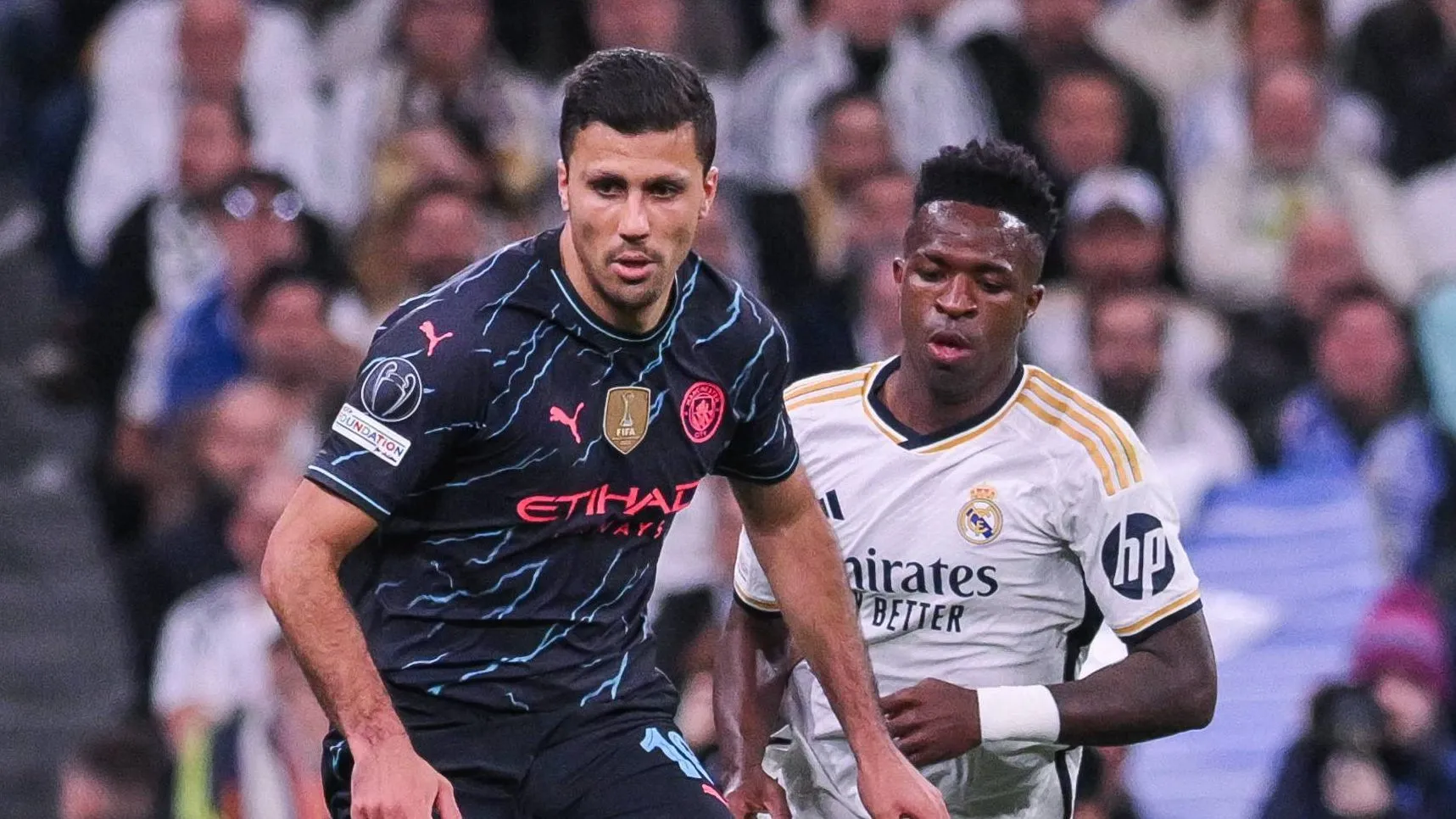 Rodri disputa bola com Vinicius Jr em Real Madrid x Manchester City. Foto: Imago