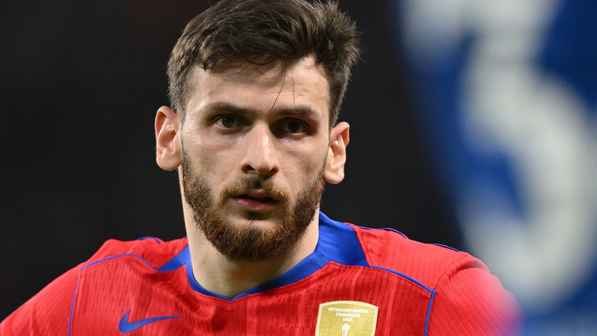 Kvaratskhelia aparece focado durante uma partida pelo Arsenal