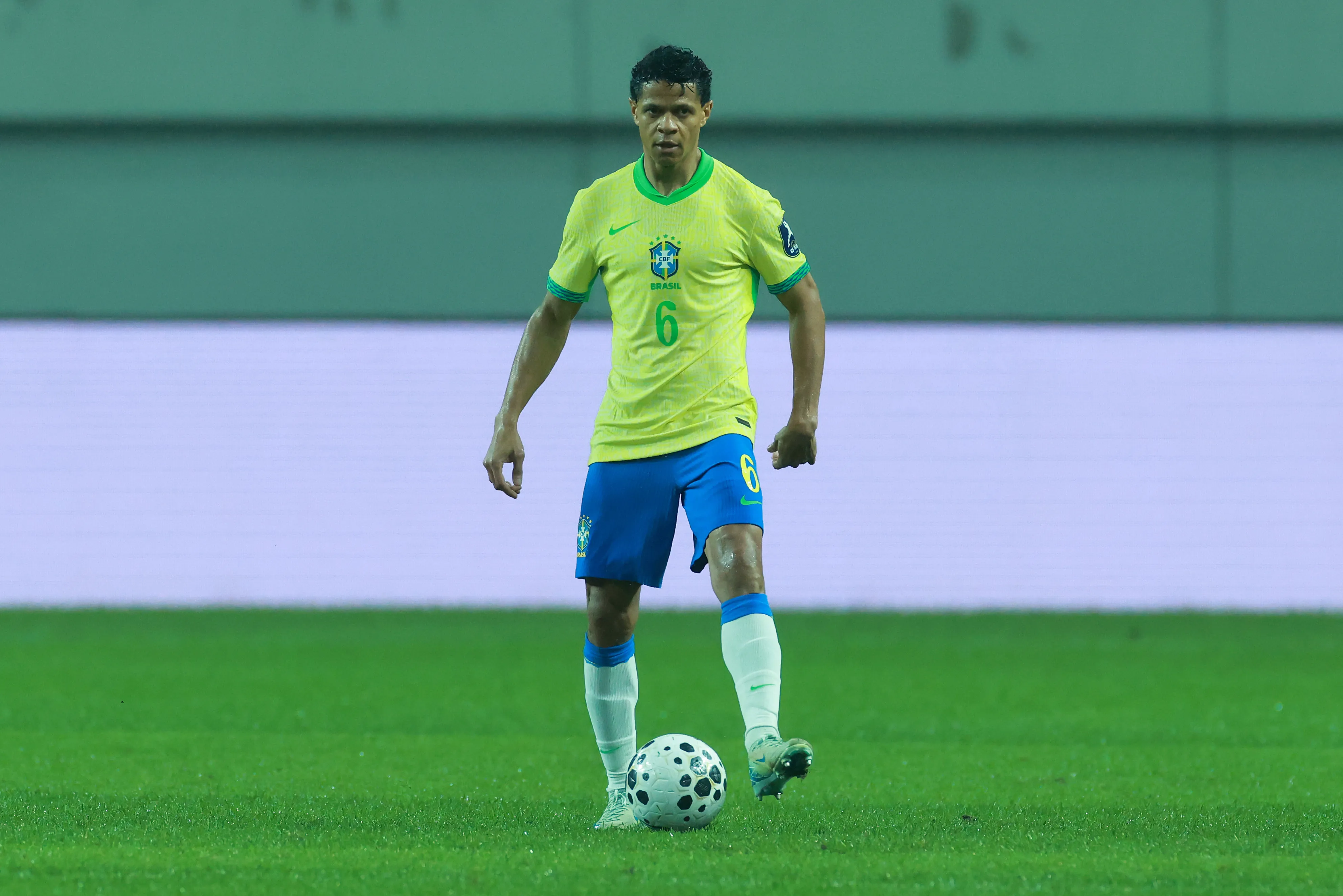 Douglas Santos em campo com a Seleção Brasileira