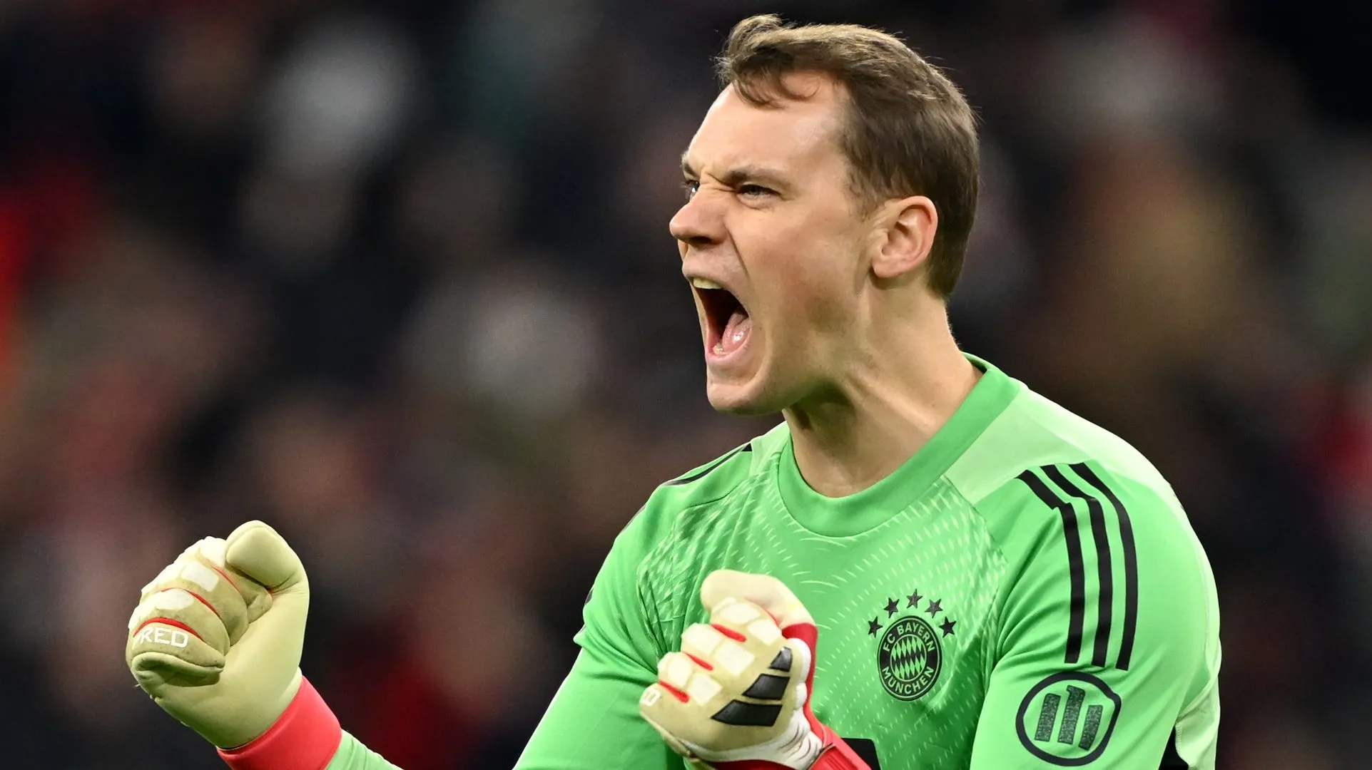 Manuel Neuer, do Bayern de Munique, comemora o segundo gol de sua equipe durante a partida da Bundesliga entre Bayern de Munique e Borussia Mönchengladbach. (Foto por Sebastian Widmann/Getty Images)