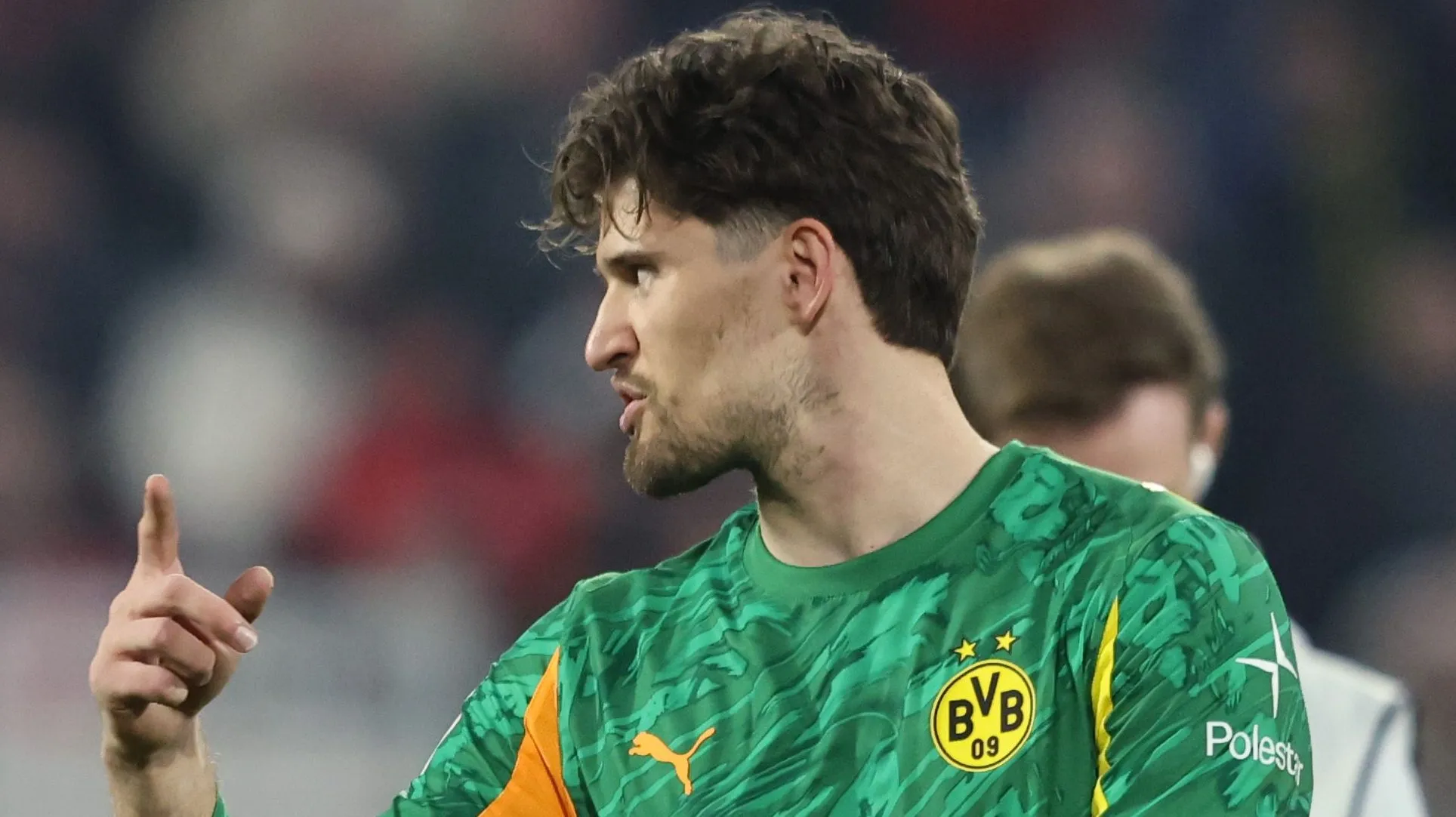 Gregor Kobel durante jogo do Borussia Dortmund.