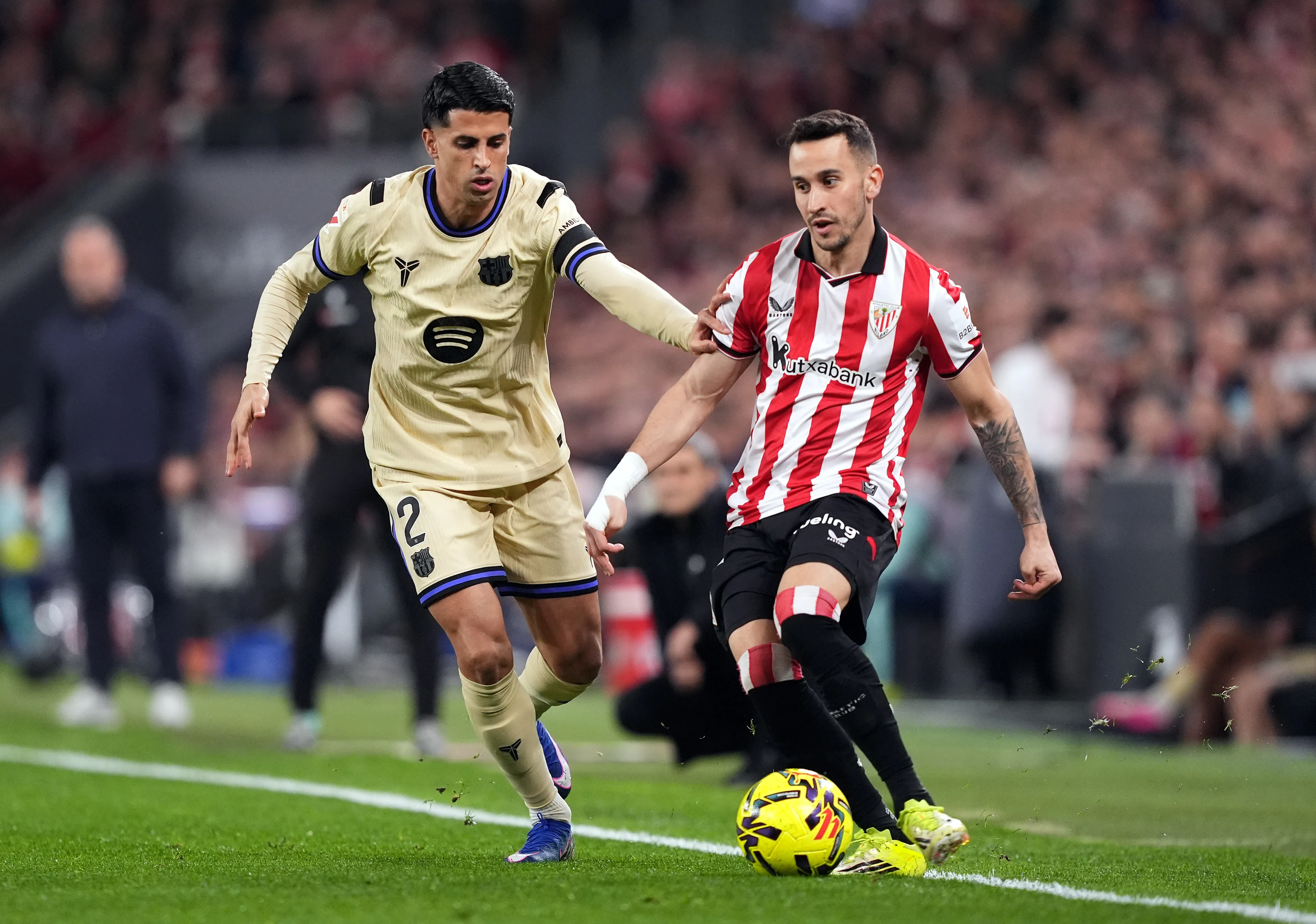 João Cancelo em ação pelo Barcelona. (Foto: Juan Manuel Serrano Arce/Getty Images)