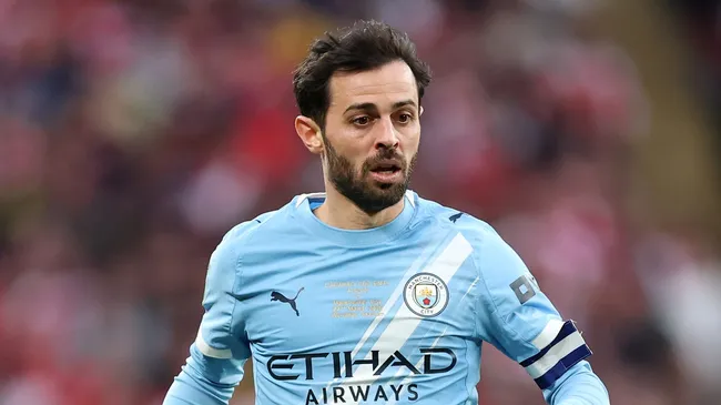Bernardo Silva conduzindo a bola pelo Manchester City