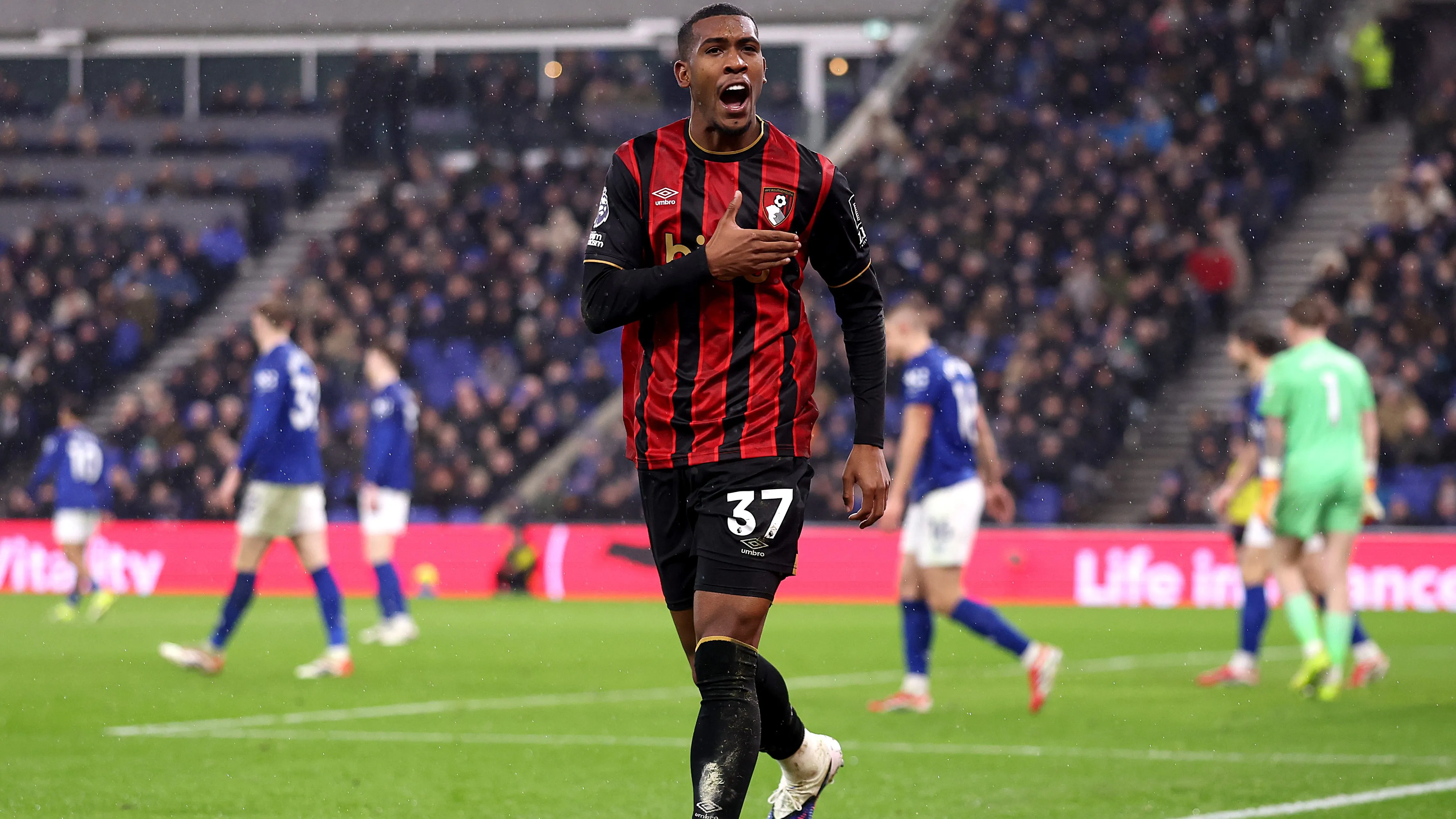 Rayan comemorando gol pelo Bournemouth. Foto: Carl Recine/Getty Images
