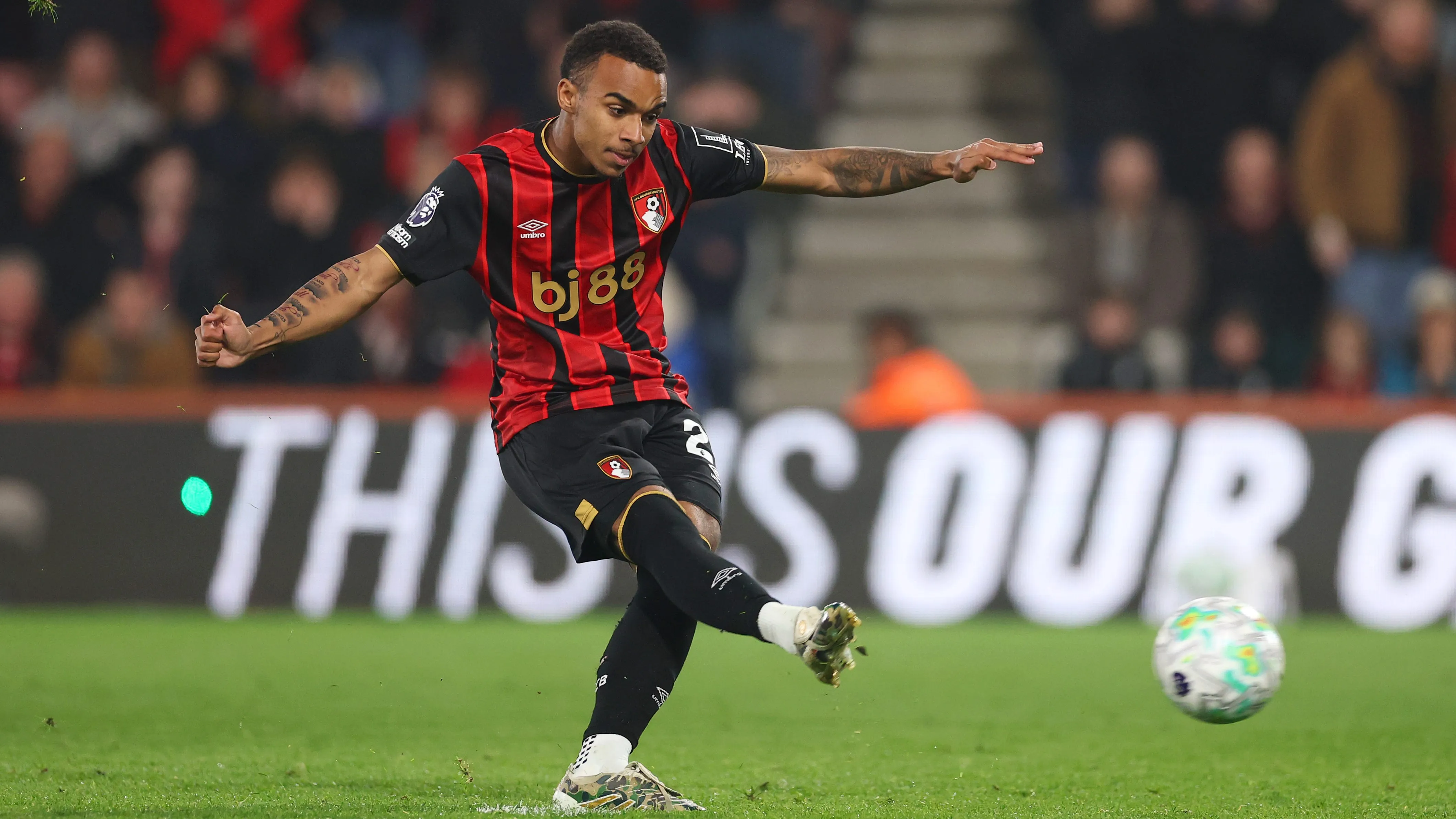 Kroupi, alvo do Manchester City, em jogo do Bournemouth. Foto: Warren Little/Getty Images